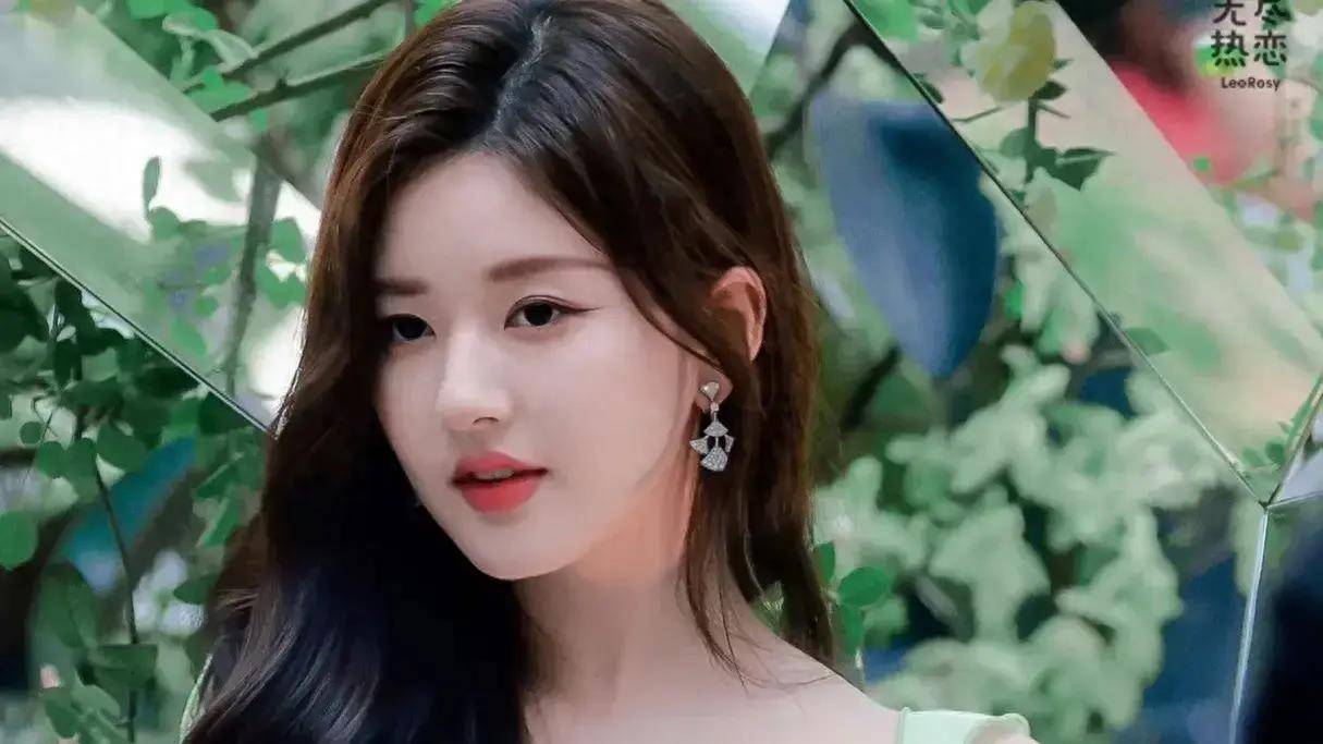 皇冠信用网登1_赵露思澳门范思哲开业亮相皇冠信用网登1,优雅魅力登娱乐热榜1