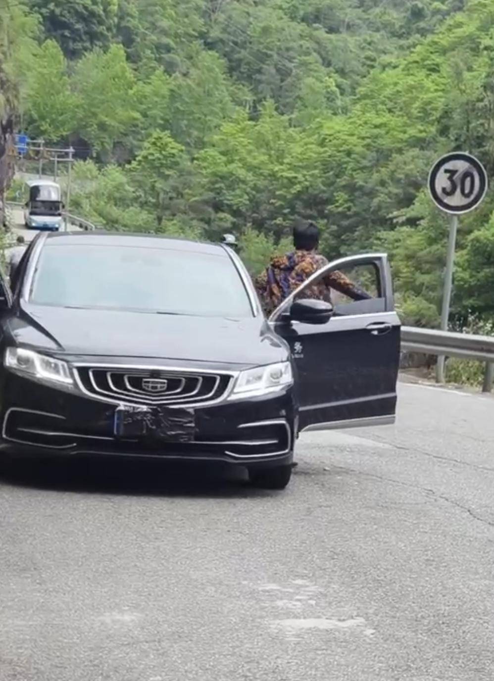 皇冠信用网址
_网友称风景区内“公务车”遮挡前后牌;永嘉交警:已关注皇冠信用网址
,正核实