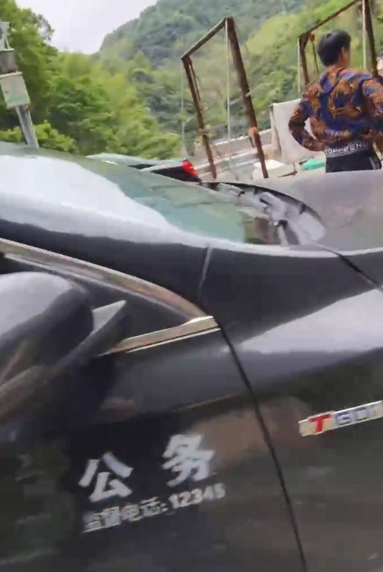 皇冠信用网址
_网友称风景区内“公务车”遮挡前后牌;永嘉交警:已关注皇冠信用网址
,正核实