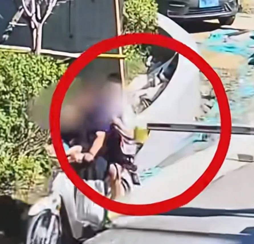 皇冠信用网登2代理_山东一女子称骑车时孩子书包刮到门禁杆皇冠信用网登2代理,物业索赔1600元,目前警方已介入处理