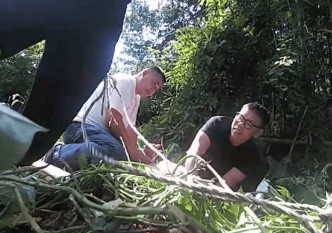 皇冠信用盘网址_诡异!浙江男子独自前往公墓皇冠信用盘网址,偷偷塞了一大笔钱!民警顺藤摸瓜还搜出了假发、人脸面具……